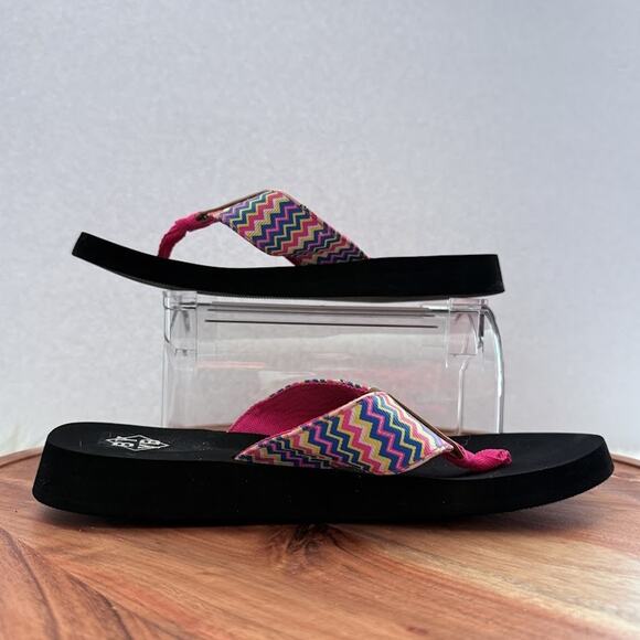 BY YB Womens Size 9 Black Pink Zigzag Sandals Flip Flops Colorful Pattern - Picture 3 of 12